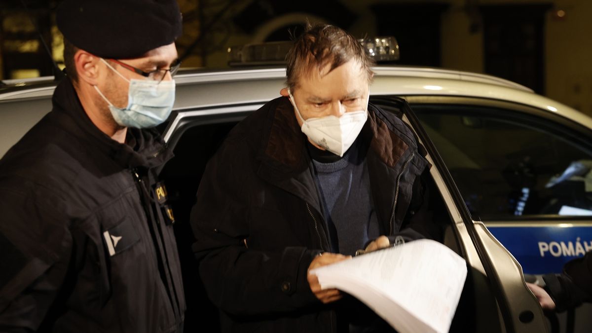Obviněný vrchní soudce Sovák skončil v nemocnici a pak ve vazbě